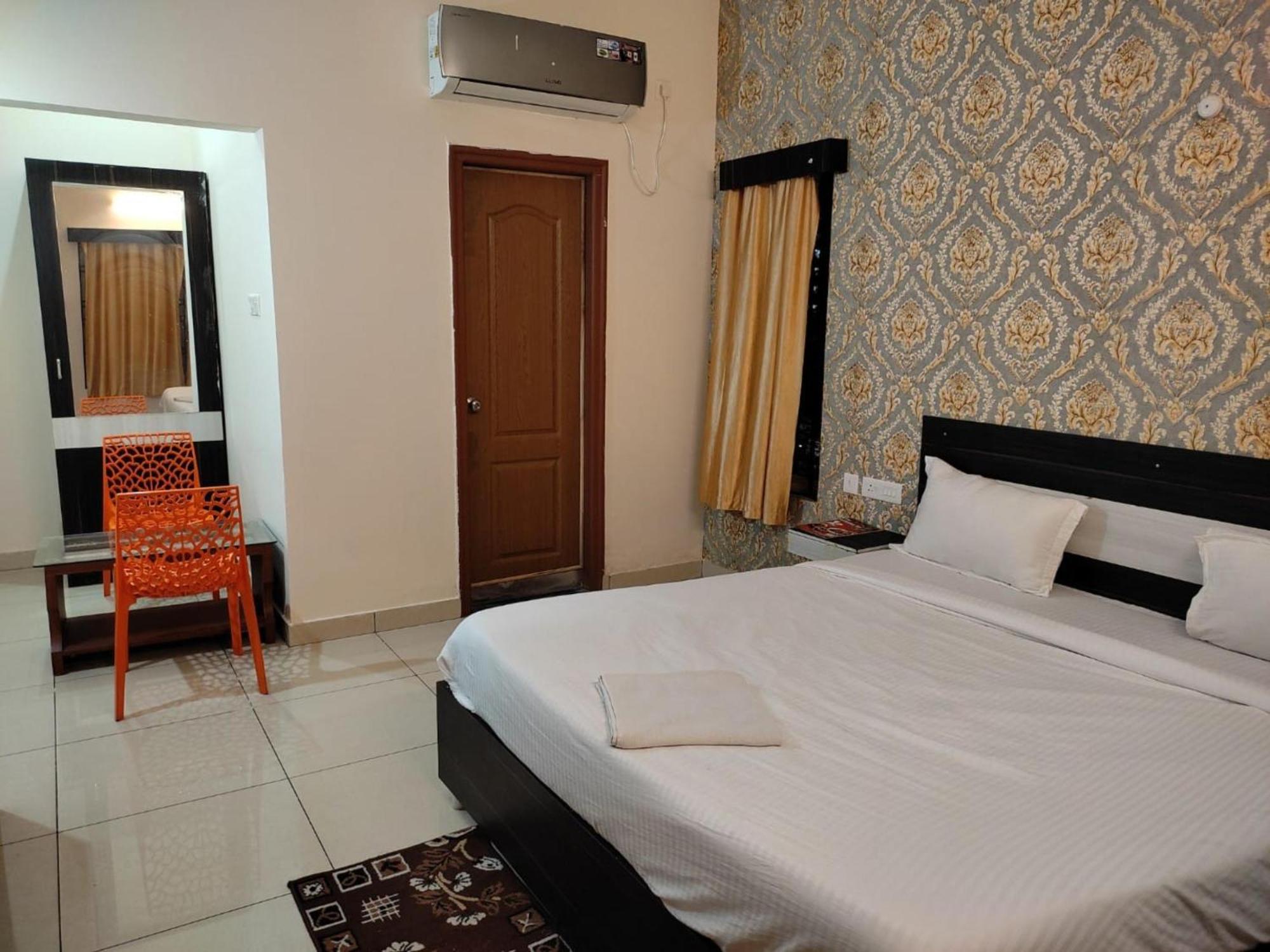 Goroomgo Blue Bell Bhubaneswar - Well Decorated Room -Wifi And Parking Facilities Available Eksteriør billede