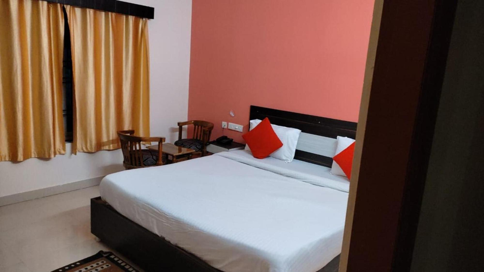 Goroomgo Blue Bell Bhubaneswar - Well Decorated Room -Wifi And Parking Facilities Available Eksteriør billede