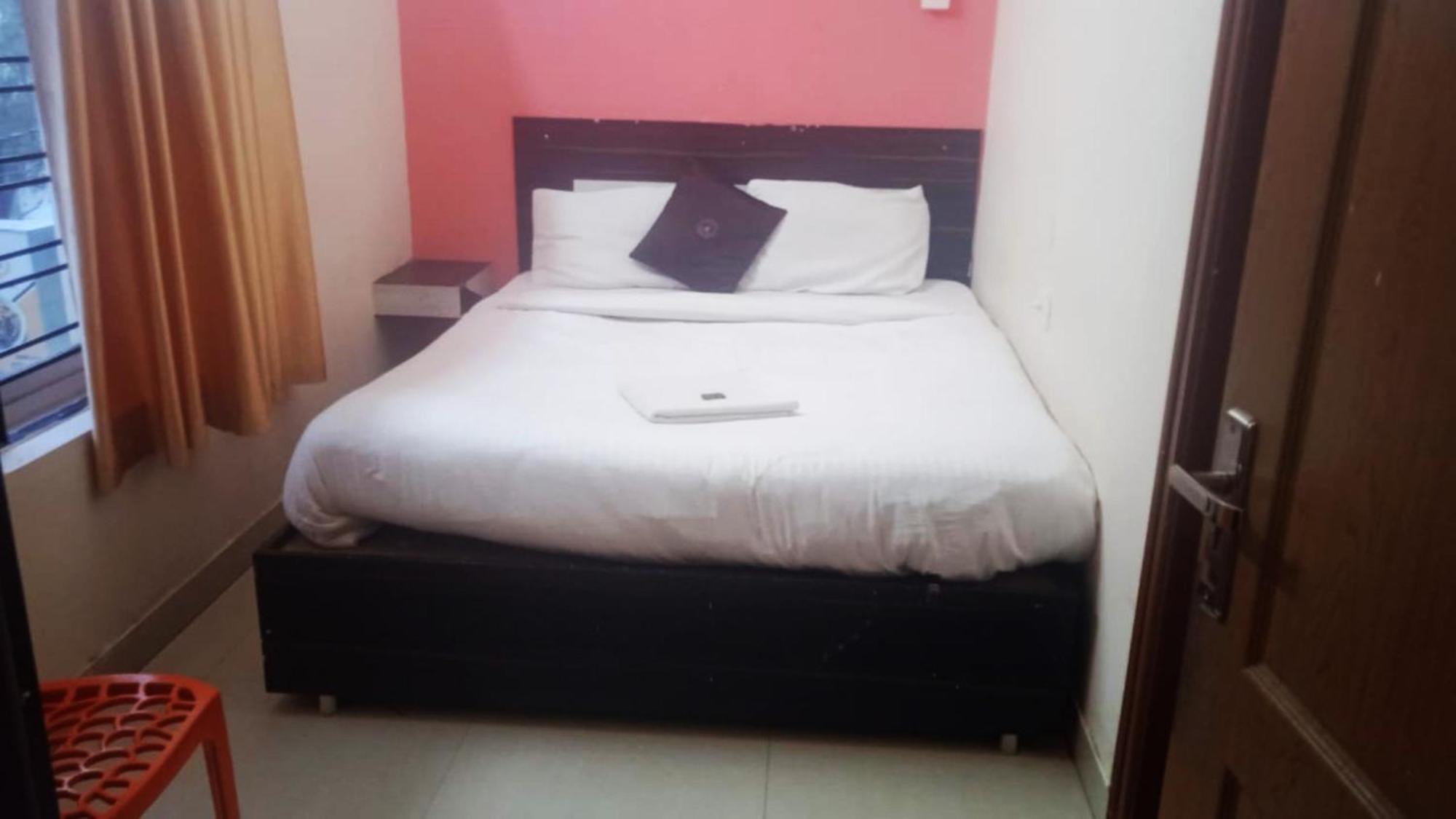 Goroomgo Blue Bell Bhubaneswar - Well Decorated Room -Wifi And Parking Facilities Available Eksteriør billede